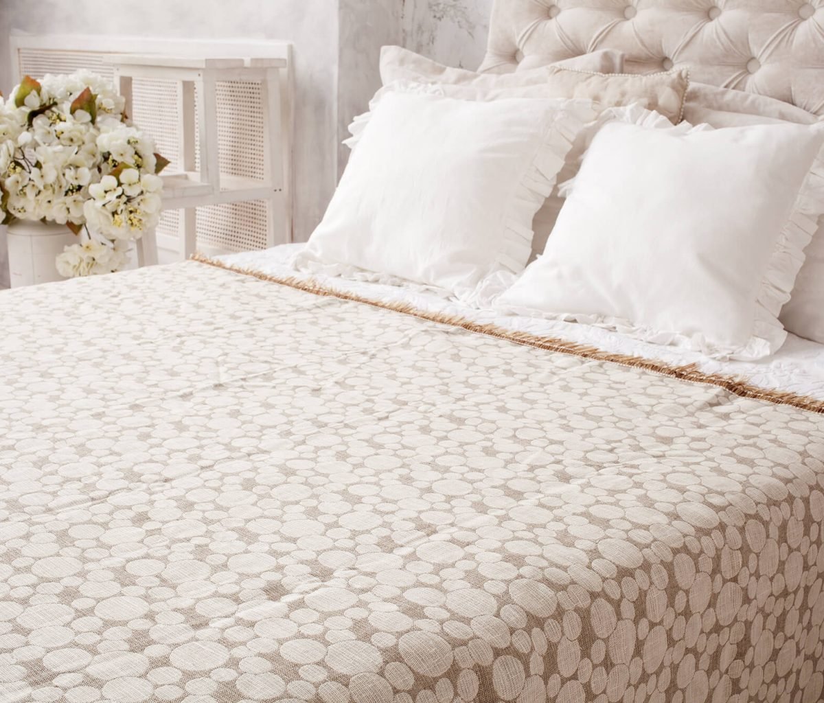 white-bed-with-bedspread-pillows